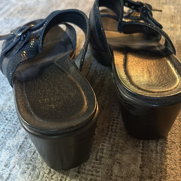 Dansko womens size 39 (8.5/9) Stylish Black Wedge Sandals- slip on - Picture 5 of 8